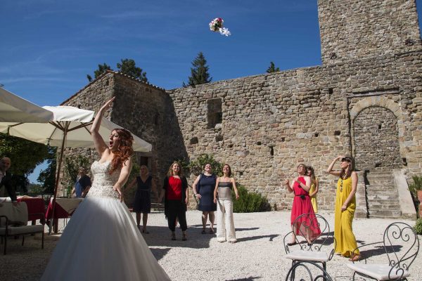 Lancio del Bouquet - Sposarsi al Castello di Petroia