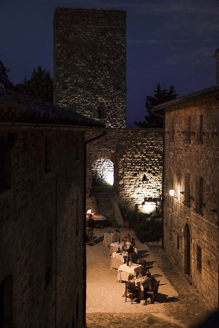 Cena nella piazza del Castello di Petroia