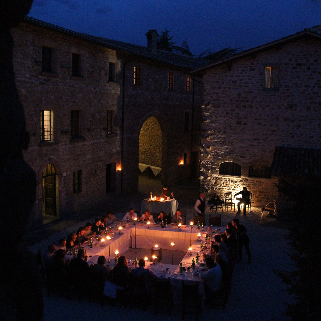 Banchetto_nella_piazza_di_bianco_sassolino